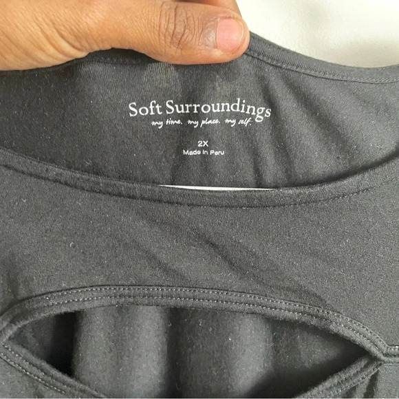 Soft Surrounding Cut Out Front Black Top 2X - Picture 4 of 4